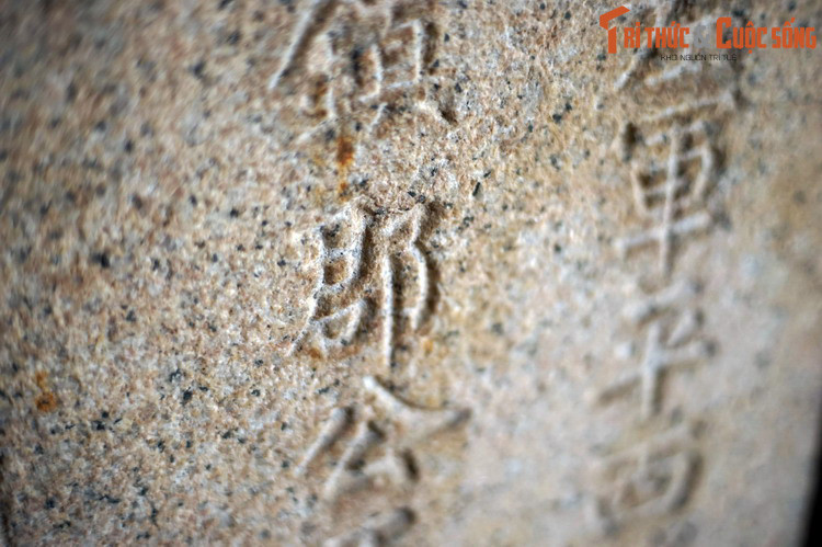 Dịch nghĩa: “Bà họ Đỗ (Đỗ Thị Phận) vợ chính của quan Khâm sai Chưởng tả quân Bình Tây Tướng quân kiêm coi quân thần sách, lĩnh quận công Tổng trấn Thành Gia Định (Lê Văn Duyệt) hoan hỉ cúng 200 quan tiền”.