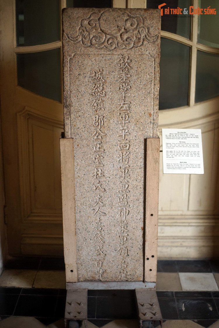 Đó là tấm bia công đức ghi nhận bà Đỗ Thị Phận, phu nhân của Tả quân Lê Văn Duyệt cúng 200 quan tiền xây dựng Thất Phủ Quan Võ Miếu vào năm 1819.