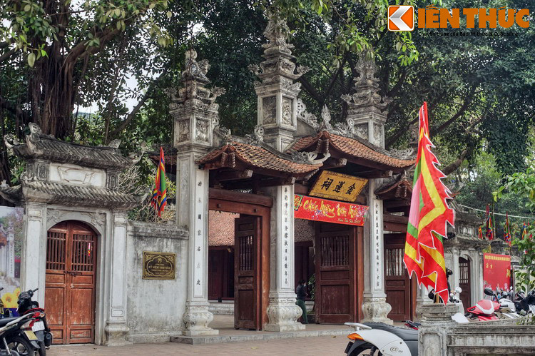 Trong Thăng Long Tứ trấn, đền Kim Liên được xây dựng muộn nhất. Theo văn bia, đền được xây vào năm 1509 dưới triều vua Lê Tương Dực. Vị chủ thần của đền là Cao Sơn Đại Vương, một vị thần trong Tam vị Tản Viên Sơn Thánh.