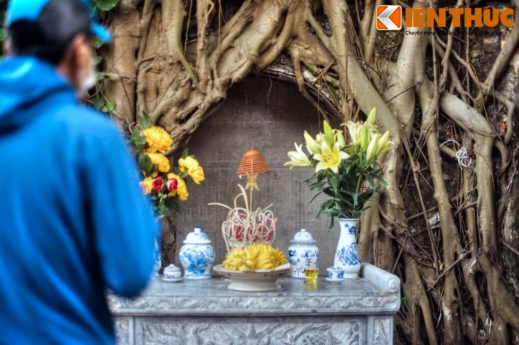 Nơi đây còn lưu giữ nhiều di vật quan trọng, nổi bật là tấm bia đá "Cao sơn Đại Vương thần từ bi minh". Ngoài ra còn có 39 đạo sắc phong cho thần Cao Sơn Đại Vương, trong đó có 26 đạo thời Lê Trung Hưng, 13 đạo thời nhà Nguyễn.