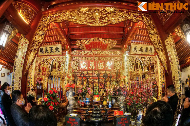 Nhà Đại bái nằm phía trước, gồm 5 gian. Hậu cung là một nếp nhà ba gian dọc, gian cuối cùng là nơi thờ Cao Sơn Đại Vương và hai nữ thần phối hưởng là Tôn nữ Động Hồ Trưng Vương và Huệ Minh công chúa.