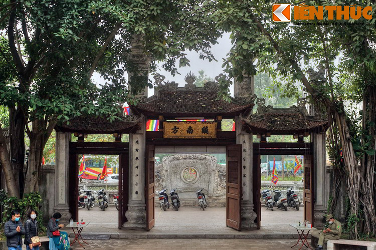 Kiến trúc của đình – đền Kim Liên được chia làm hai phần. Phần phía trước gò đất có giếng bán nguyệt, sau đó là cổng trụ biểu và khoảng sân gạch rộng. Hai bên sân có hai dãy nhà Tả vu, Hữu vu.