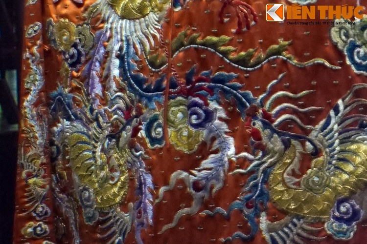 Nếu áo "Phượng bào tam vĩ" trong phim được chế tác dựa trên nguyên mẫu là một chiếc áo của hoàng hậu thời vua Đồng Khánh thì phượng bào ở Bảo tàng Cổ vật Cung đình Huế thuộc về giai đoạn muộn hơn, với hình chim phượng có bốn đuôi - "tứ vĩ".