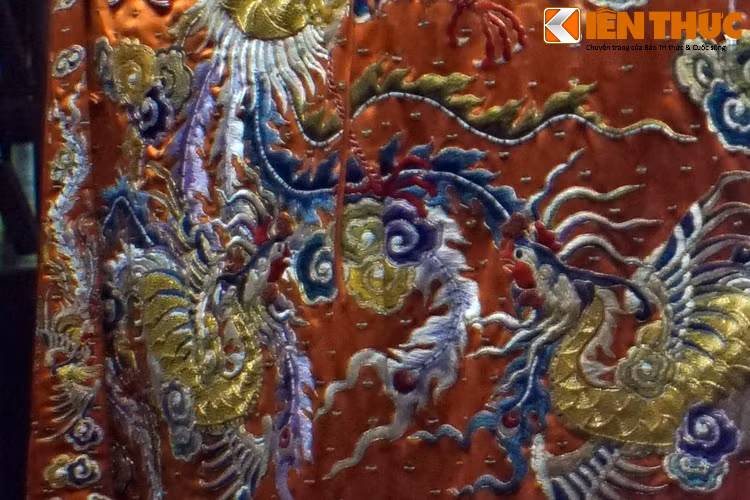 Nếu áo "Phượng bào tam vĩ" trong phim được chế tác dựa trên nguyên mẫu là một chiếc áo của hoàng hậu thời vua Đồng Khánh thì phượng bào ở Bảo tàng Cổ vật Cung đình Huế thuộc về giai đoạn muộn hơn, với hình chim phượng có bốn đuôi - "tứ vĩ".