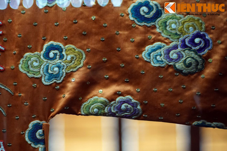 Tấm phượng bào của Cố đô Huế được đính nhiều vàng bạc, trân châu..., nhiều họa tiết thêu bằng sợi kim tuyến.