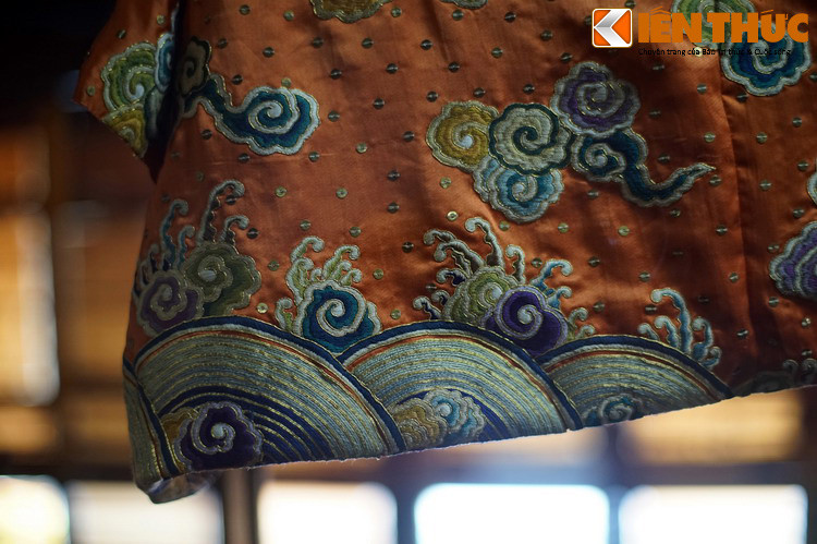 Riêng gấm lụa vàng, thành phần quan trọng nhất được đặt làm ở làng lụa Hà Đông, nay thuộc Hà Nội.