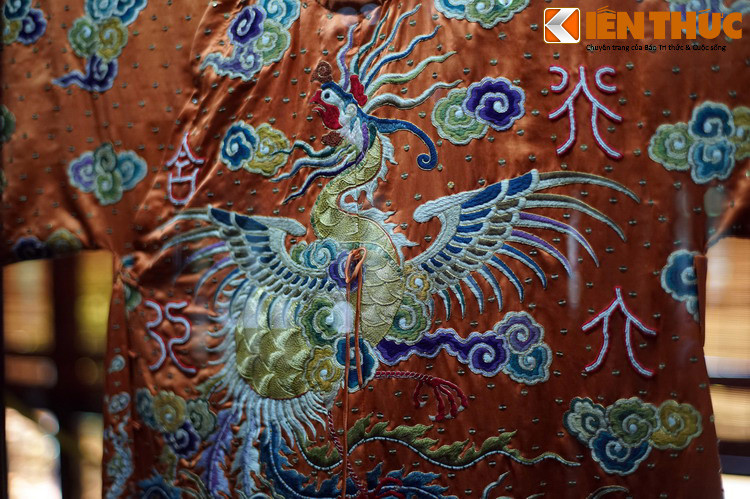 Tấm áo được chế tác hết sức công phu, toát lên vẻ lộng lẫy, với tâm điểm là hình chim phượng - loài chim thần thoại được coi là biểu tượng cho phụ nữ hoàng tộc - trên ngực áo.