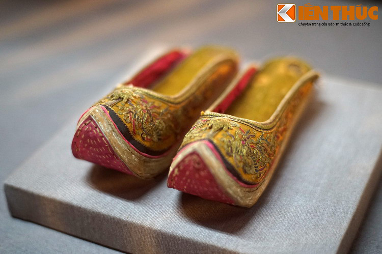 Đi kèm với phượng bào là đôi hài mũi cao được thêu rất cầu kỳ.