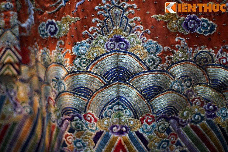 Vải lụa dùng để may trang phục của vua và hoàng hậu nhà Nguyễn đều là hàng cao cấp, do triều đình đặt mua ở Trung Hoa.