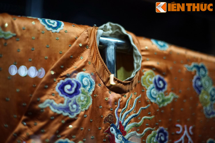 Tấm phượng bào này có màu đỏ cam, sẫm hơn so với chiếc áo trên phim. Các họa tiết trang trí tinh tế, sắc sảo hơn một cách rõ ràng.