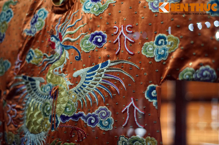 Phương pháp chế tác các trang phục hoàng gia này là thêu từng mảnh rồi lắp ghép vào vải lót trong.