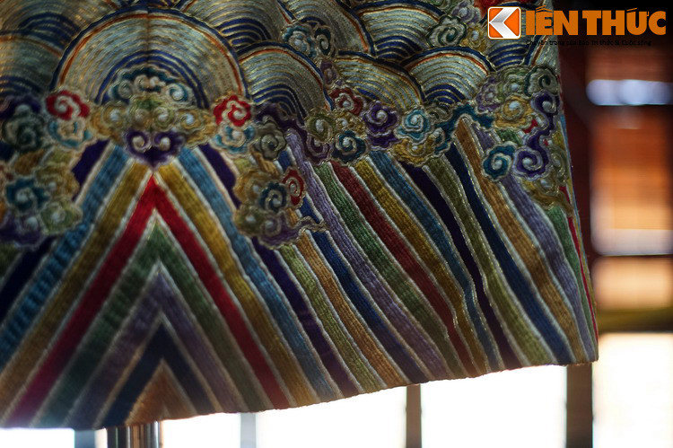 Những nét dệt, đường thêu rất sống động và công phu, thể hiện tài năng tuyệt đỉnh của những người thợ may cung đình.