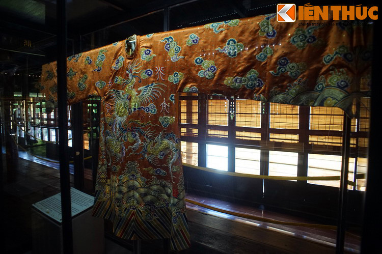 Bảo vật Cổ vật Cung đình Huế là nơi đang lưu giữ một một chiếc áo phượng bào, là bản phục chế chính xác của chiếc áo bào từng được hoàng hậu nhà Nguyễn sử dụng trong quá khứ.