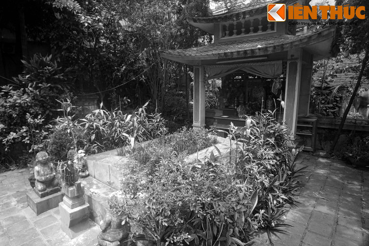 Khi sứ bộ do Chánh sứ Phùng Khắc Khoan dẫn đầu đến biên giới, quan nhà Minh không cho nhập cảnh. Theo sử sách, ông đã đấu lý và cả đút lót vàng, bạc cho chúng thì cửa ải mới được mở. Phải mất một năm đoàn sứ bộ mới đến được Yên Kinh – kinh đô nhà Minh.