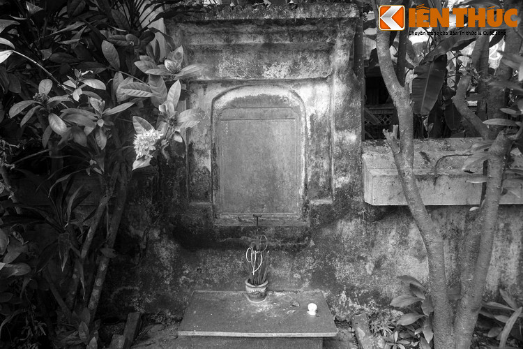 “...Ông lúc còn đợi mệnh (Vua Minh), liền đưa thư cho Súy ty nhà Minh, kể rõ việc nhà Mạc cướp ngôi (nhà Hậu Lê)... Người Minh khen là có nghĩa mới cho sứ thần qua cửa quan".