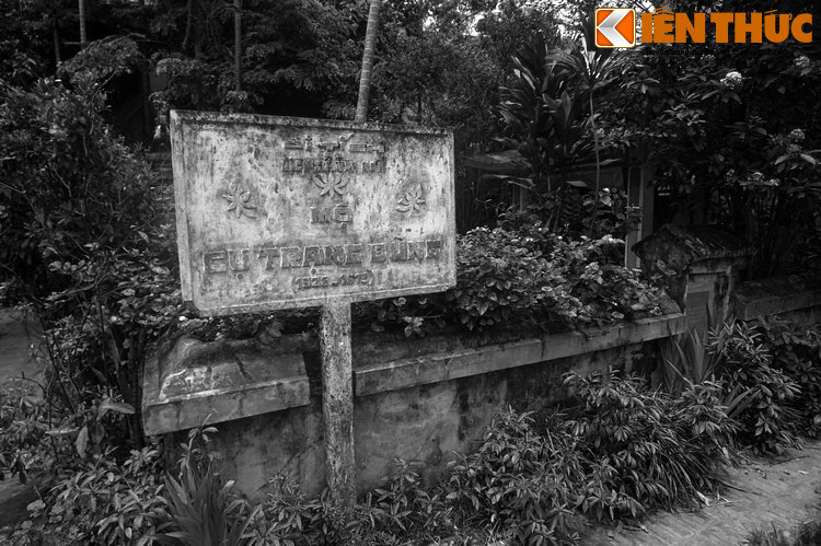 Tương truyền, trong thời gian đi sứ ở Trung Hoa, Phùng Khắc Khoan đã học cách dệt the lượt mỏng, cách trồng ngô, vừng và ông truyền dạy lại cho dân sau khi về nước. Ông mất năm 1613, thọ 85 tuổi, được truy tặng chức Thái phó.