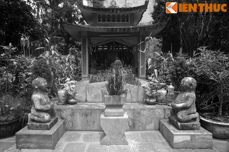 Trong hoàn cảnh như vậy, vào năm 1597, khi đang làm Tả thị lang Bộ Công và đã ở tuổi 69, Phùng Khắc Khoan được vua Lê cử làm Chánh sứ sang công cán Trung Hoa. Đi sứ nhà Minh lúc đó thực sự là “chui vào hang cọp” với cái giá phải trả có thể là bị nhục hình, tù tội.