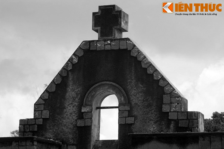 Xung quanh sự tồn tại của tu viện bỏ hoang ở Đà Lạt, trong thời gian qua đã xuất hiện nhiều tin đồn mang nặng màu sắc liêu trai. Được kể đến nhiều là câu chuyện của một cô gái trẻ trong trang phục cô dâu đã kết thúc cuộc đời mình tại đây.