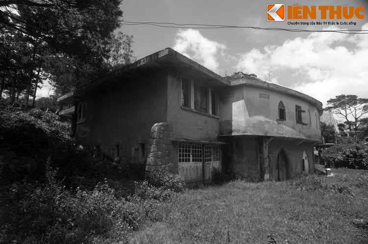 Những ngày gần đây, trên các trang mạng rộ lên thông tin tu viện hoang nổi tiếng của Đà Lạt đang bị dỡ bỏ. Thông tin này khiến nhiều người, dù đã từng hay chưa từng đến thăm nơi đây, bày tỏ sự tiếc nuối.