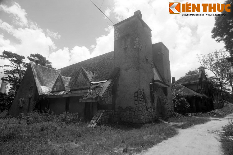 Tu viện cổ này được xây từ thời Pháp thuộc, ban đầu gồm nhà nguyện và khu nội mang kiến trúc Gothic. Theo thời gian, tu viện chuyển thành trường học nên một số khối nhà cao tầng được xây thêm bên cạnh. Năm 1979, cơ sở này được chuyển giao cho nhà nước.