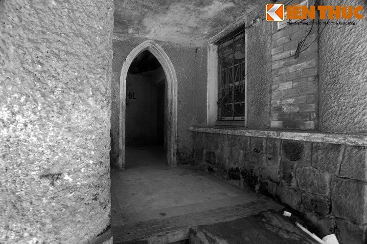 Từ câu chuyện không rõ là có thật hay không này, người ta thêm thắt những tình tiết ma mị như sự xuất hiện của một cô gái mặc đầm trắng toát, những âm thanh đáng sợ, hay những cánh cửa tự động bật mở... trong đêm.