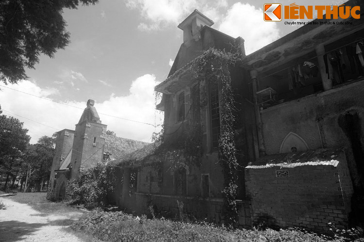 Những thập niên sau đó, nhà nguyện cổ và khu nội viện được dùng làm nhà kho, phòng học thể dục và chỗ ở. Đến những năm 2000, hầu hết các công trình ở nơi đây bị bỏ hoang, chỉ còn một số gian phòng ở khu nội viện được tận dụng làm nơi cư trú của khoảng 20 hộ gia đình...