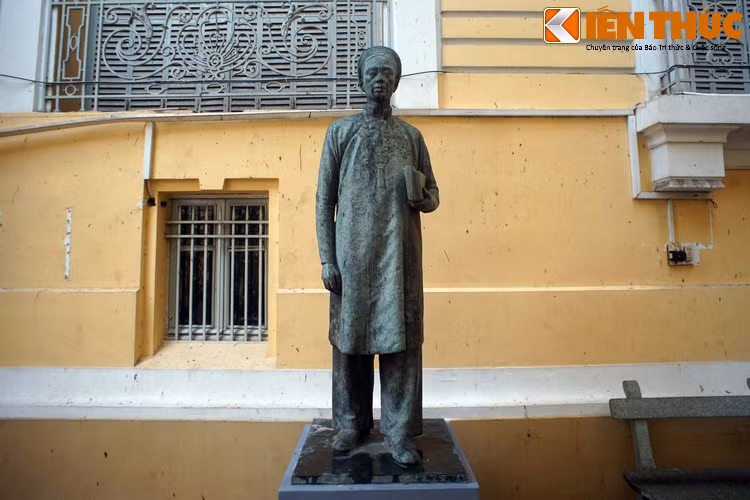 Ngược dòng lịch sử, Trương Vĩnh Ký quê ở làng Cái Mơn, xã Vĩnh Thành, huyện Tân Minh, tỉnh Vĩnh Long (nay thuộc huyện Chợ Lách, tỉnh Bến Tre), có tên khai sinh là Trương Chánh Ký. Mồ côi cha từ nhỏ, ông được các linh mục nuôi dạy và tiếp thu nền giáo dục phương Tây rất sớm.