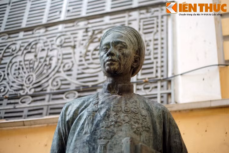 Năm 1886, ông được Toàn quyền Paul Bert - Viện sĩ Viện Hàn lâm Pháp, người mà ông đã kết giao thân mật từ chuyến đi Pháp - cử làm cố vấn cho vua Đồng Khánh với tư cách Hàn lâm viện thị giảng học sĩ. Ông đã tham mưu cho nhà vua làm một số điều ích quốc lợi dân.