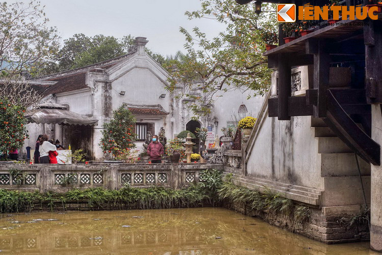 Đến năm 1954, chùa Một Cột bị thực dân Pháp và tay sai phá huỷ khi rút khỏi Hà Nội. Đến năm 1955, công trình được kiến trúc sư Nguyễn Bá Lăng tái dựng theo kiến trúc để lại từ thời Nguyễn.