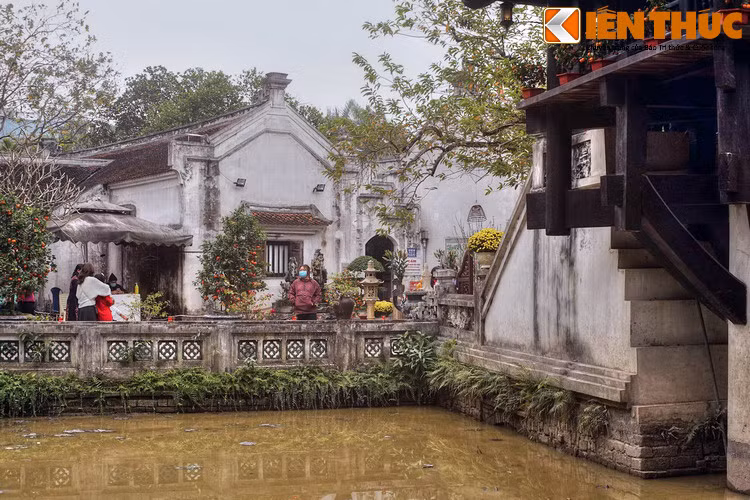 Đến năm 1954, chùa Một Cột bị thực dân Pháp và tay sai phá huỷ khi rút khỏi Hà Nội. Đến năm 1955, công trình được kiến trúc sư Nguyễn Bá Lăng tái dựng theo kiến trúc để lại từ thời Nguyễn.