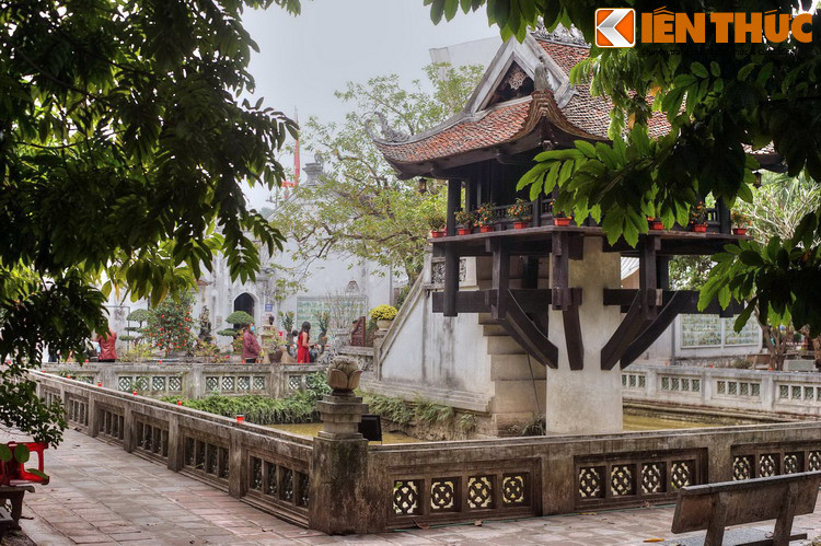 Đài Liên Hoa nằm giữa ao nước hình vuông, gợi hình tượng một bông sen vươn lên từ mặt nước. Ao được bao bọc bởi hàng lan can trang trí bằng những viên gạch sành tráng men xanh theo lối kiến trúc thời Nguyễn.