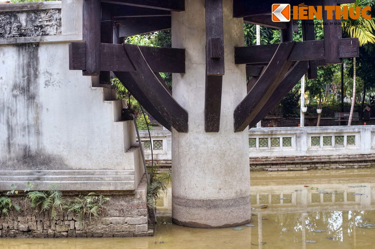 Toàn bộ đài Liên Hoa được dựng trên cột cao 4 mét (chưa kể phần chìm dưới đất), đường kính 1,2 mét, gồm hai khúc chồng lên nhau thành một khối, bên trên có hệ thống đòn gỗ làm giá đỡ.