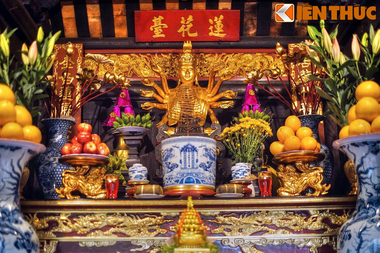 Về lối xây chùa nằm trên cột, nhiều cách giải thích khác nhau đã được đưa ra. Theo đó, kiến trúc này có thể tương đồng với kiến trúc từng tồn tại trên cột đá chùa Dạm, hoặc được thiết kế theo đồ hình mandala Phật giáo, hoặc có liên hệ đến tục thờ Linga – Yoni mang dấu ấn văn hóa Chăm.