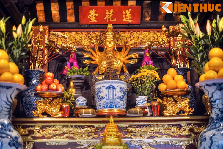 Về lối xây chùa nằm trên cột, nhiều cách giải thích khác nhau đã được đưa ra. Theo đó, kiến trúc này có thể tương đồng với kiến trúc từng tồn tại trên cột đá chùa Dạm, hoặc được thiết kế theo đồ hình mandala Phật giáo, hoặc có liên hệ đến tục thờ Linga – Yoni mang dấu ấn văn hóa Chăm.