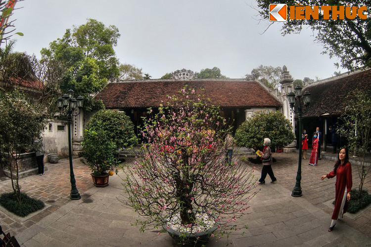 Cạnh chùa Một Cột là chùa Diên Hựu, một ngôi chùa có kết cấu giống như nhiều ngôi chùa cổ khác ở miền Bắc với cổng tam quan, Phật điện, nhà thờ Tổ, vườn tháp... Trên thực tế, chùa Một Cột - Liên Hoa Đài là một phần của chùa Diên Hựu chứ không phải một ngôi chùa riêng biệt.