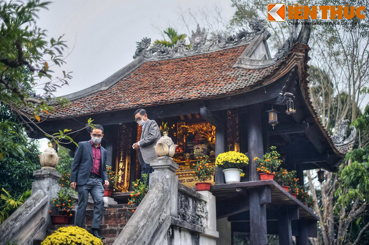 Chùa Một Cột ngày nay có phần chính là đài Liên Hoa hình vuông, chiều dài mỗi cạnh 3 mét, mái cong được lợp ngói, trên có Lưỡng long chầu nguyệt. Mặt trước đài Liên Hoa có bậc cấp dẫn lên.