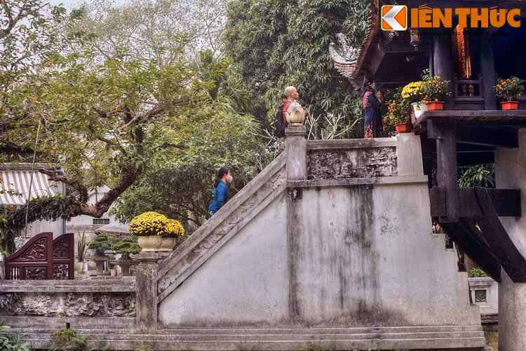 Do những biến thiên lịch sử, chùa Một Cột đã được xây dựng lại nhiều lần, mỗi lần lại có những sửa đổi khác nhau nên diện mạo không còn giống như thời Lý. Vào thời Nguyễn, chùa được trùng tu lớn khoảng những năm 1840-1850 và năm 1922.