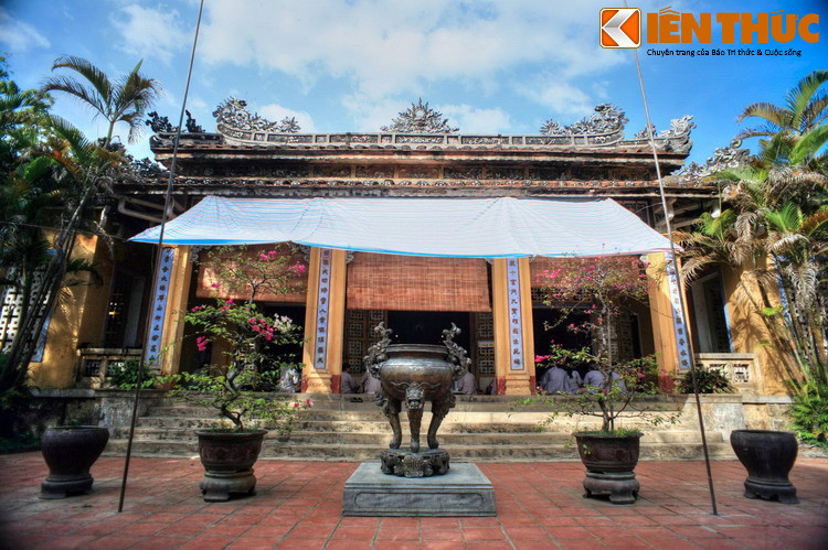 Sau khi Miên Tông nối ngôi với niên hiệu Thiệu Trị, vào năm 1844 ông cho xây một ngôi chùa ở nơi mình sinh ra, đặt tên là Diệu Đế Tự và sắc phong làm Quốc tự. Khi mới xây, cảnh chùa rất huy hoàng tráng lệ, được coi là một danh lam của đất kinh kỳ.