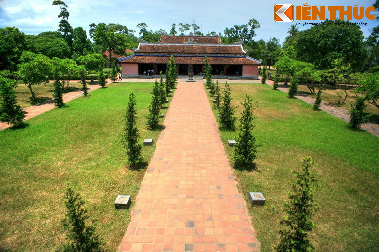 Với cảnh đẹp tự nhiên và quy mô bề thế, ngay từ thời các chúa Nguyễn, chùa Thiên Mụ đã được mệnh danh là ngôi chùa đẹp nhất xứ Đàng Trong. Vào thời Nguyễn, chùa Thiên Mụ được xếp vào 20 thắng cảnh đất Thần Kinh với bài thơ “Thiên Mụ chung thanh” do vua Thiệu Trị sáng tác.