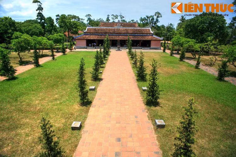 Với cảnh đẹp tự nhiên và quy mô bề thế, ngay từ thời các chúa Nguyễn, chùa Thiên Mụ đã được mệnh danh là ngôi chùa đẹp nhất xứ Đàng Trong. Vào thời Nguyễn, chùa Thiên Mụ được xếp vào 20 thắng cảnh đất Thần Kinh với bài thơ “Thiên Mụ chung thanh” do vua Thiệu Trị sáng tác.