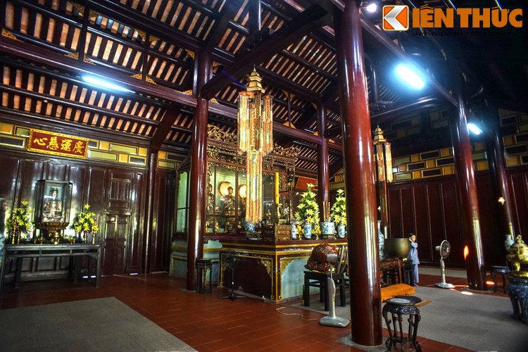 Bên cạnh những công trình kiến trúc độc đáo, chùa Thiên Mụ còn lưu giữ nhiều cổ vật qúy giá về mặt lịch sử và nghệ thuật như chuông đồng, những bức tượng Phật, Hộ pháp… hay những hoành phi, câu đối. Ngày nay, chùa là điểm đến không thể bỏ qua với mỗi du khách khi đến thăm xứ Huế.