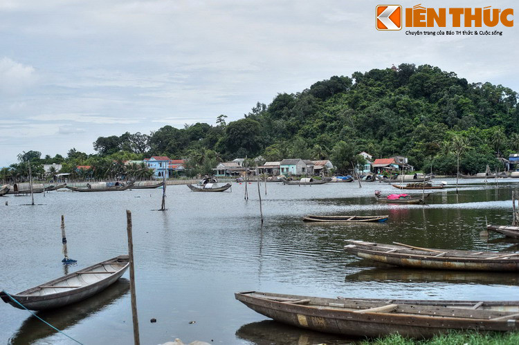 3. Nằm trên núi Túy Vân, cạnh cửa biển Tư Hiền, (xã Vinh Hiền, huyện Phú Lộc, tỉnh Thừa Thiên - Huế), chùa Thánh Duyên hay còn gọi là chùa Túy Vân là ngôi Quốc tự nằm xa Kinh thành Huế nhất.