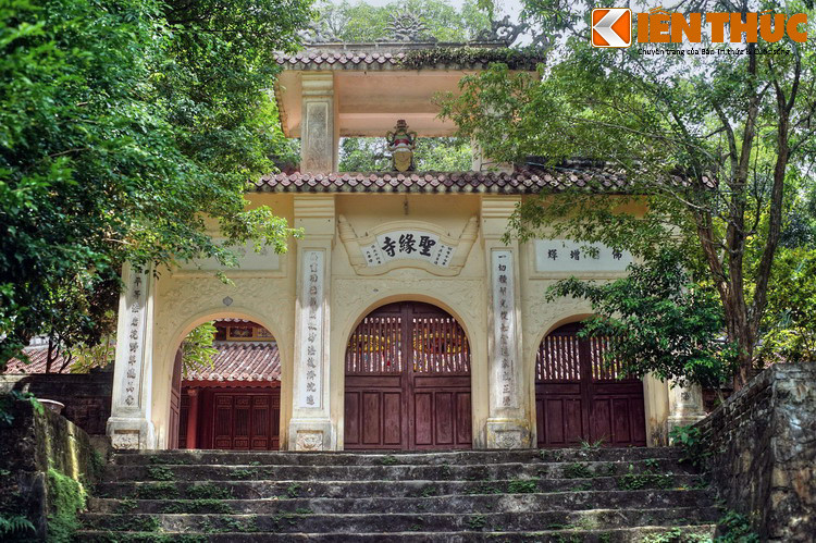 Theo sử sách, một lần chúa Nguyễn Phúc Tần đi thuyền qua cửa biển Tư Hiền, thấy phong cảnh hữu tình nên chúa cho lập một ngôi chùa nhỏ đặt tên là Mỹ Am Sơn để cầu phúc, an dân. Năm 1825 và 1836, vua Minh Mạng cho xây thêm nhiều công trình, hình thành nên chùa Thánh Duyên.