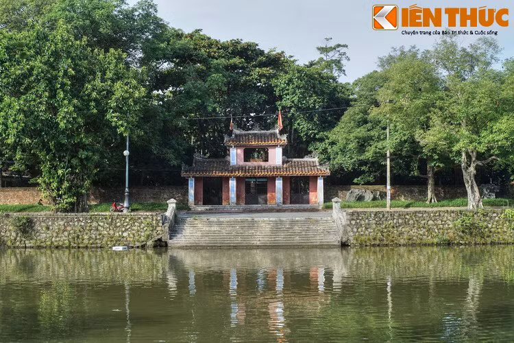 2. Tọa lạc bên bờ sông Đông Ba, gần cầu Gia Hội, chùa Diệu Đế là một trong ba ngôi Quốc tự của triều Nguyễn còn tồn tại ở Cố đô Huế. Xưa kia, chùa là một khu vườn rất đẹp, nơi Hoàng tử Miên Tông, con vua Minh Mạng, đã ra đời vào năm 1807.