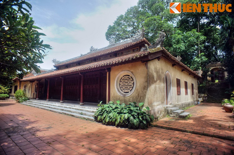 Về kiến trúc, chùa Thánh Duyên được xây dựng theo lối "trùng thiềm điệp ốc". Để lên chùa phải đi qua một đoạn đường núi dốc thoai thoải. Cổng tam quan của chùa nằm ở lưng chừng núi, được xây dựng theo dạng cổ lâu. Kế đến là chính điện xây năm gian hai chái với la thành bao quanh.