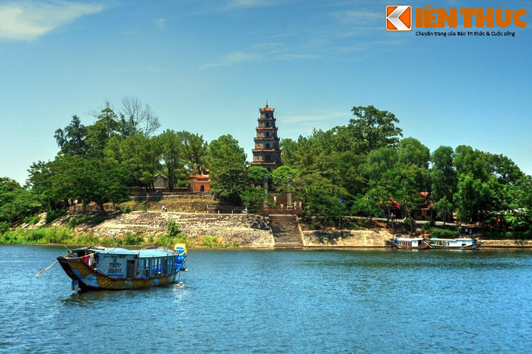 1. Nằm trên đồi Hà Khê, tả ngạn sông Hương, cách trung tâm thành phố Huế khoảng 5 km về phía Tây, chùa Thiên Mụ được mệnh danh là Đệ nhất Quốc tự của Cố đô. Chùa được khởi lập vào năm Tân Sửu (1601), đời chúa Tiên Nguyễn Hoàng – vị chúa Nguyễn đầu tiên ở Đàng Trong.