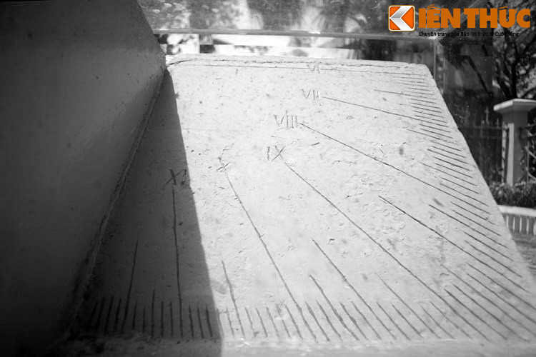 Vốn có tư chất thông minh lại cần cù, Lưu Văn Lang nhanh chóng trở thành học sinh xuất sắc và giành suất học bổng đặc cách vào học trường Chasseloup-Laubat tại Sài Gòn. Năm 17 tuổi, Lang nhận học bổng tại trường École Centrale de Paris - nơi đào tạo kỹ sư lớn nhất nước Pháp.