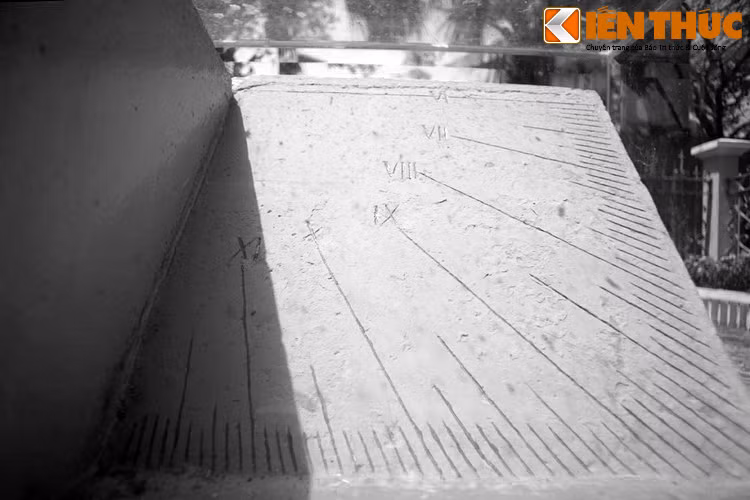 Vốn có tư chất thông minh lại cần cù, Lưu Văn Lang nhanh chóng trở thành học sinh xuất sắc và giành suất học bổng đặc cách vào học trường Chasseloup-Laubat tại Sài Gòn. Năm 17 tuổi, Lang nhận học bổng tại trường École Centrale de Paris - nơi đào tạo kỹ sư lớn nhất nước Pháp.