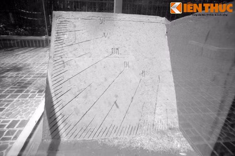 Vừa giỏi nghề lại rất đức độ nên Lưu Văn Lang nhận được sự kính nể của các đồng nghiệp, cả người Pháp lẫn người Việt. Bấy giờ lan truyền nhiều giai thoại về “nhà bác vật Lang" như ông hiểu thấu bí mật về "Thiên cơ", biết vùng đất nào sẽ sạt lở, cầu sắt nào sẽ hư và núi nào sẽ nứt...