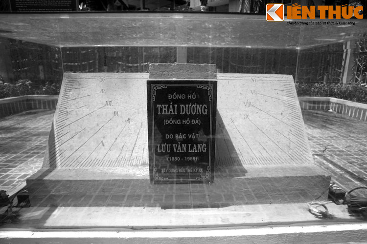 Người đã dựng chiếc đồng hồ ở đây là ông Lưu Văn Lang (1880 – 1969), một nhà khoa học nổi danh của vùng đất Nam Bộ đầu thế kỷ 20. Xung quanh cuộc đời và sự nghiệp của nhân vật lịch sử này có nhiều điều khiến hậu thế bất ngờ và khâm phục.